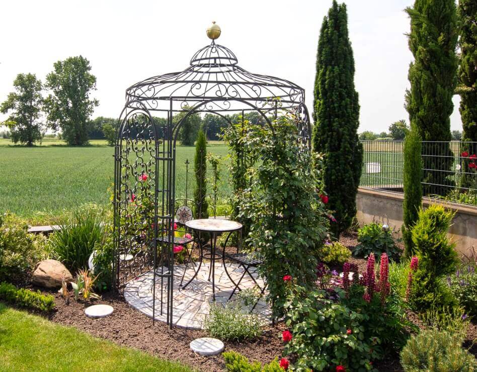 Kleiner Rosenpavillon im schön angelegten Garten