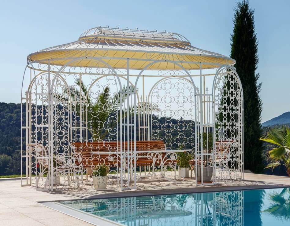 Pavillon Verona in pulverbeschichteter Sonderfarbe Weiß mit Sonnensegel auf einer wunderschönen terrasse neben einem Pool