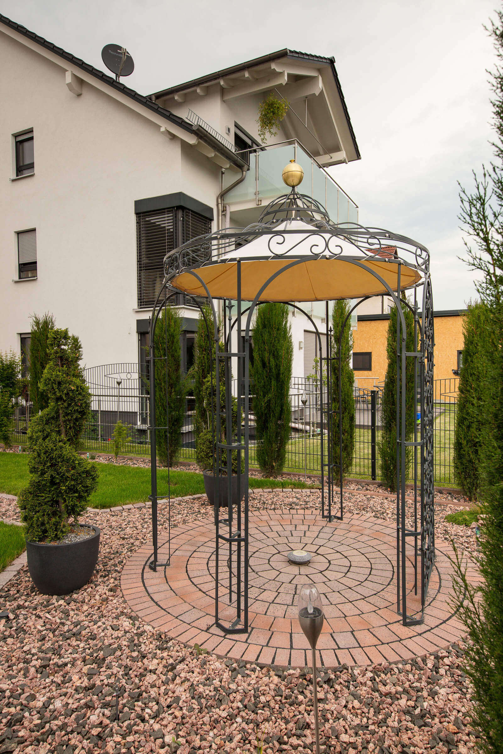 Gartenpavillon Siena mit Sonnensegel und Rankgitter Rosa
