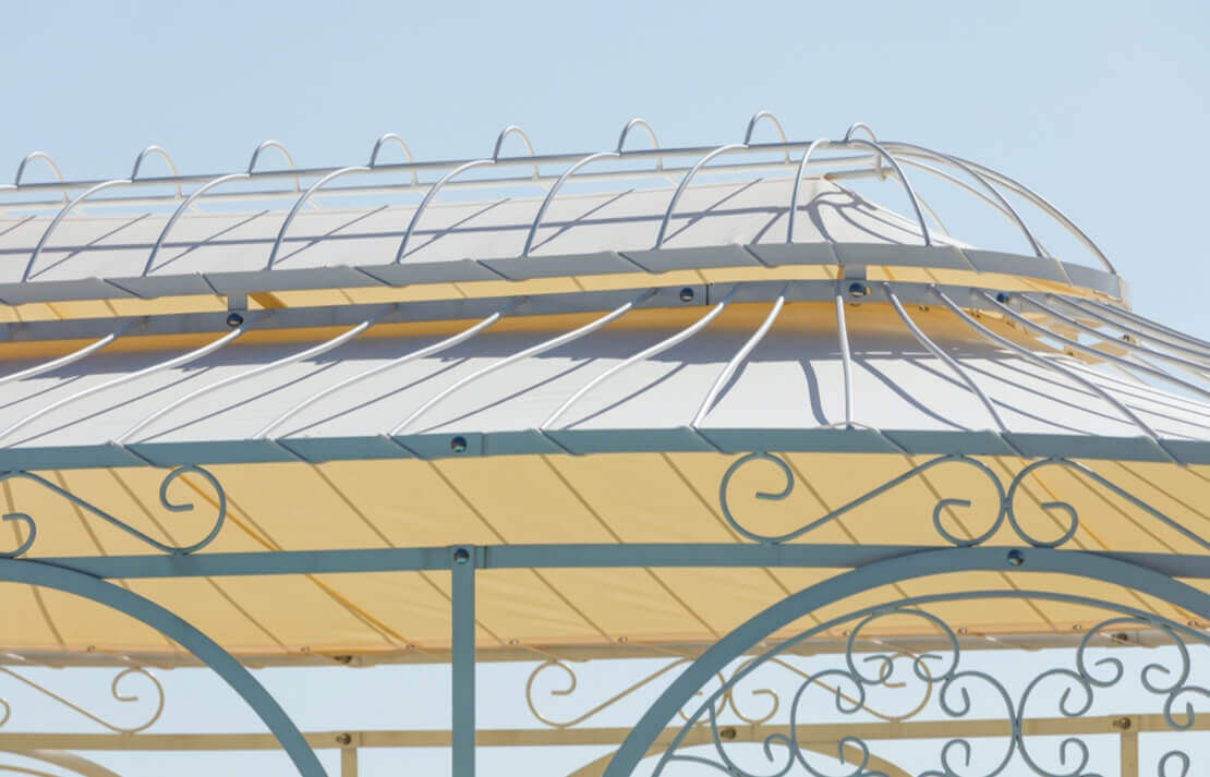 Pavillon Verona Nahaufnahme Dach und Kuppel in pulverbeschichteter Sonderfarbe weiss