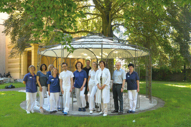 Pavillon Toskana für Seniorenheim mit Mitarbeiter vor dem Pavillon