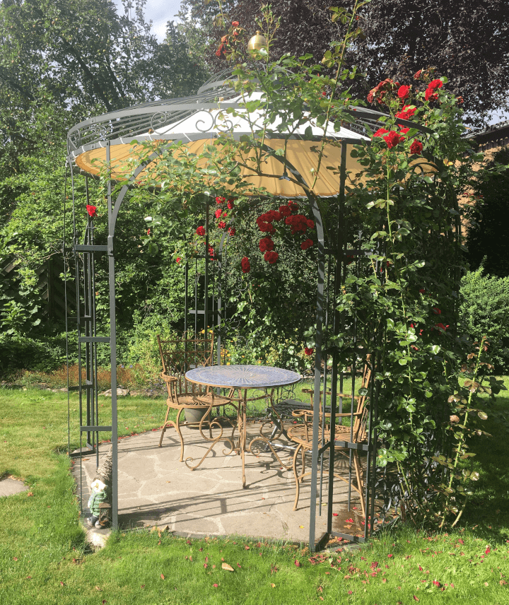 Pavillon Siena mit Sonnensegel berankt mit Kletterpflanzen und Rosen in pulverbeschichteter Ausführung 