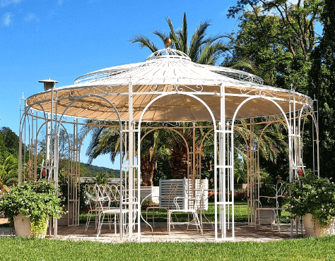 Pavillon Toskana pulverbeschichtet weiss in einem Garten