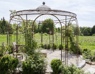 Pavillon Florenz in unbeschichteter Ausfuehrung mit Messingkugel in einem gruenen Garten