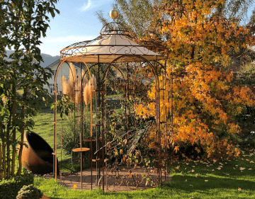 Pavillon Siena in unbeschichteter Ausfuehrung mit Sonnensegel in einem herbstlichen Garten