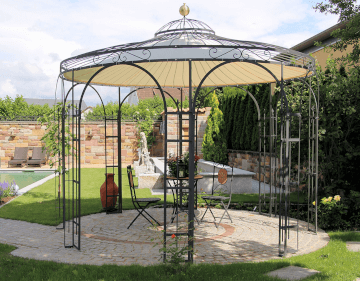 Pavillon Florenz in pulverbeschichtet anthrazit mit Sonnensegel und Holzstuehlen in einem Garten