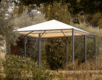 Pavillon Torino pulverbeschichtet anthrazit mit Sonnensegel in einem mediterranen Garten