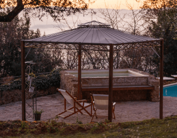 Pavillon Trento unbeschichtet mit Sonnensegel und Rankgitter Vite in einem mediterranen Garten