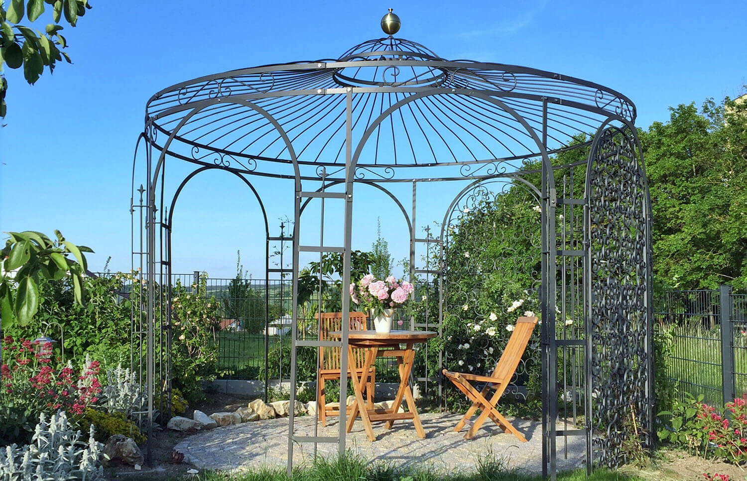 Pavillon Florenz pulverbeschichtet anthrazit mit Messingkugel in einem Garten