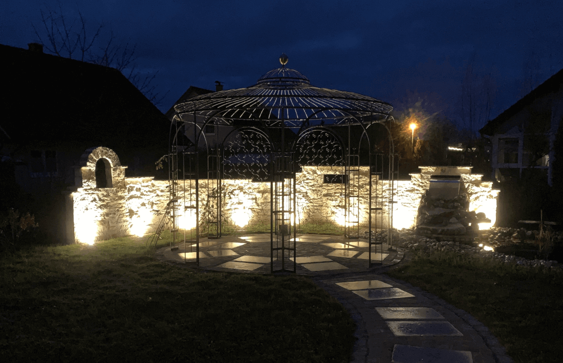 Pavillon Florenz mit Messingkugel beleuchtet bei Nacht