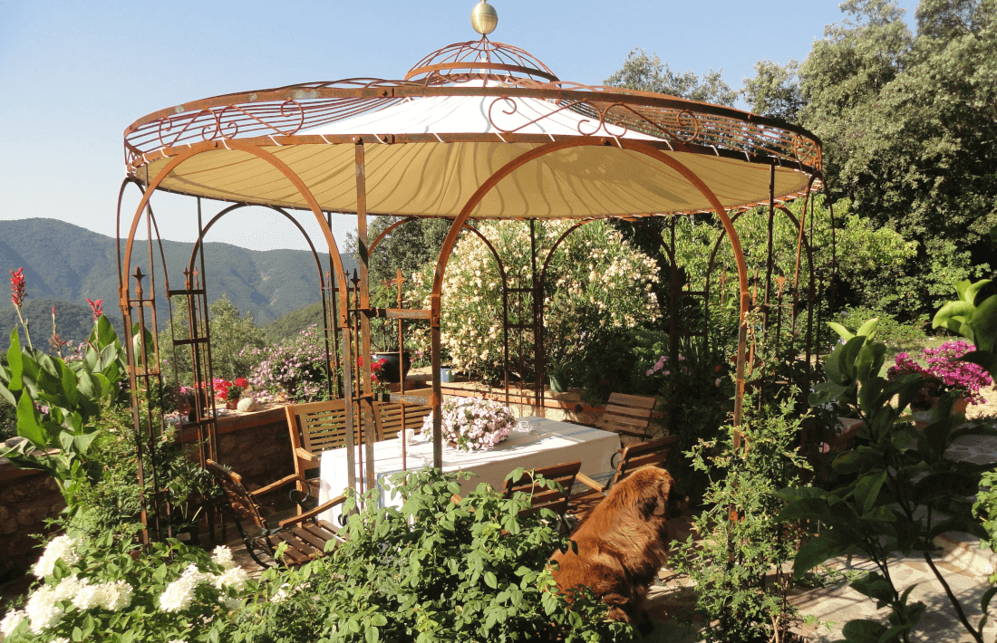 Pavillon Florenz unbeschichtet mit Sonnensegel und Messingkugel in einem gruenen Garten