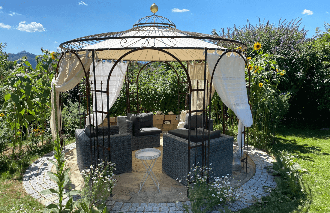 Pavillon Florenz pulverbeschichtet schwarz mit Sonnensegel und Messingkugel bei einer Sitzlounge