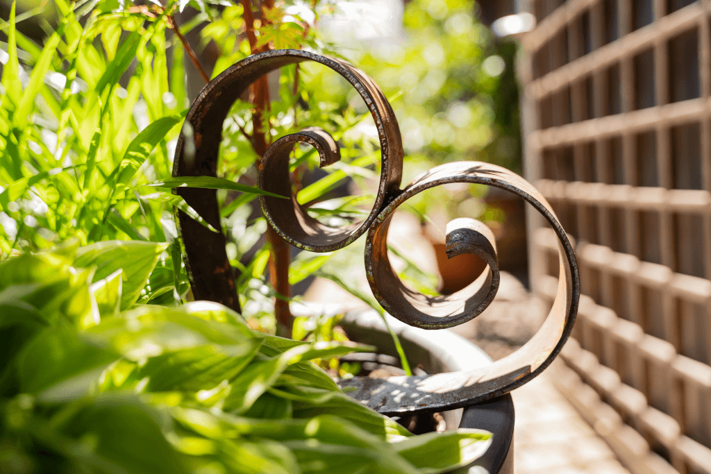 Metallherz Biella in einem gruenen Garten