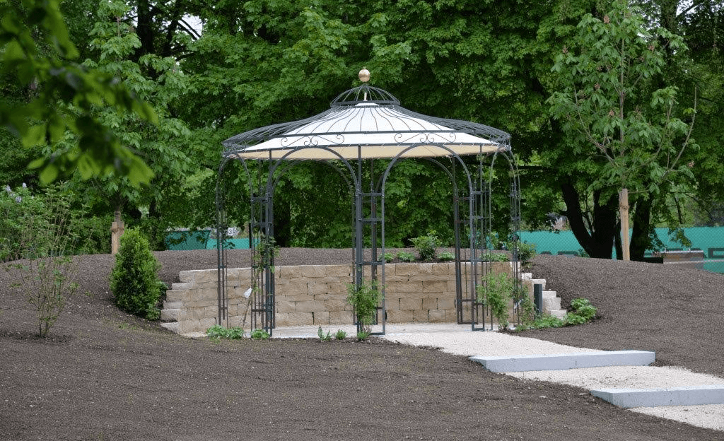 Pavillon Florenz pulverbeschichtet anthrazit mit Messingkugel im Englichen Garten in Muenchen