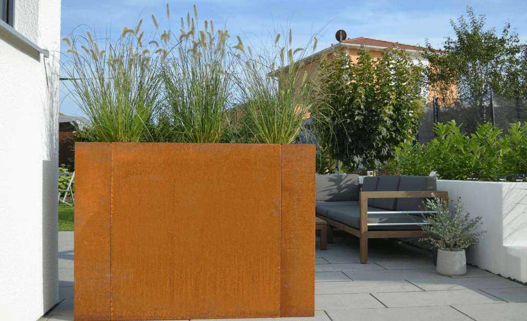Hochbeet Manarola als Sichtschutz in einem Garten