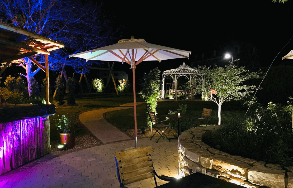 Pavillon Florenz pulverbeschichtet anthrazit mit Messingkugel im Garten des Restaurants Steinmetz