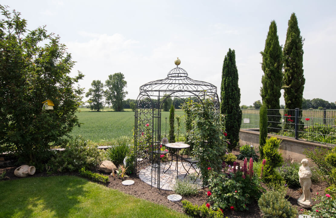 Pavillon Siena pulverbeschichtet Anthrazit mit Messingkugel in einem Garten