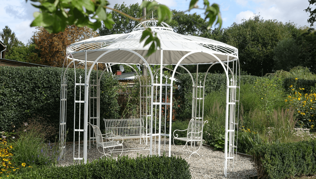 Referenzen unserer Kunden mit dem pulverbeschichteten Gartenpavillon Florenz in Weiß mit Sitzgarnitur