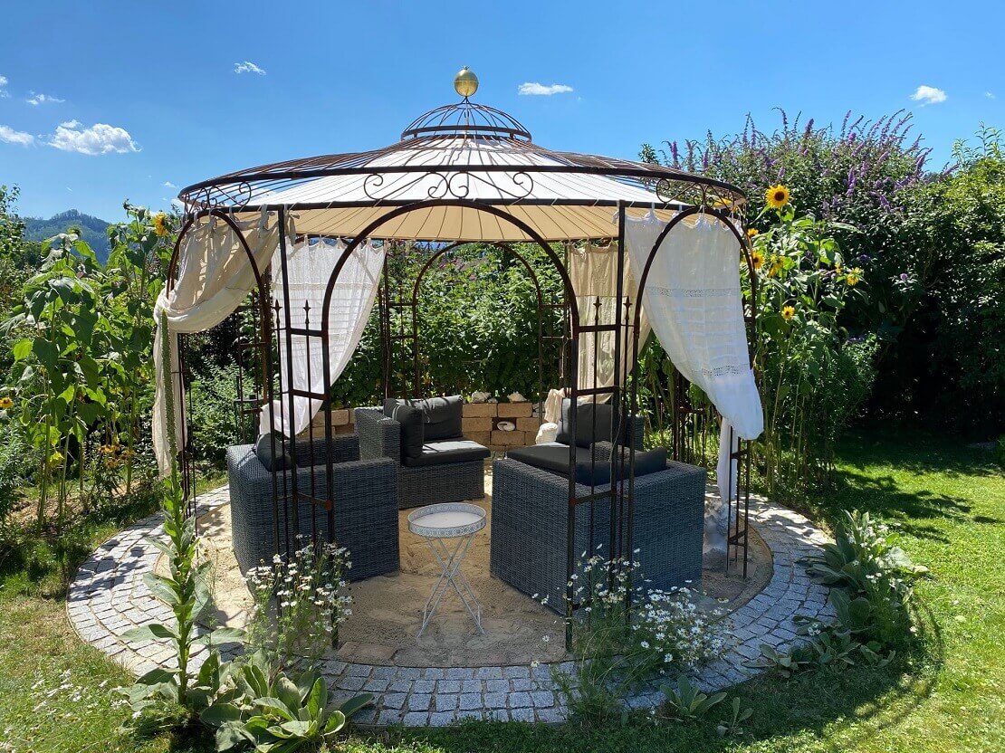 Pavillon Florenz unbeschichtet mit Messingkugel und Sonnensegel in einem Garten