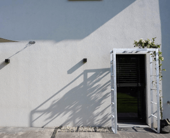 Rosenbogen Sorrento freistehend im Garten eines modernen Haus