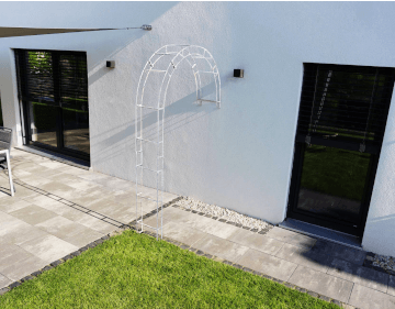Wandrosenbogen Cremona im Garten eines modernen Hauses