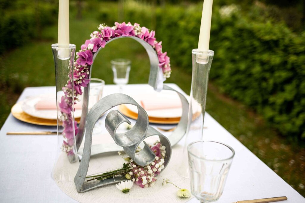ELEO Metallherzen in feuerverzinkt als Hochzeitsdeko mit Blumen geschmückt