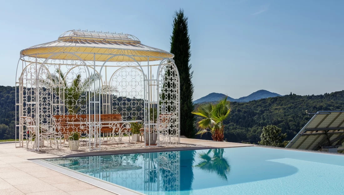 Luxus-Pavillon Verona in pulverbeschichtet cremeweiß an einem Pool
